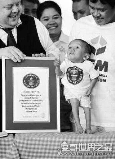 世界最矮的人排名,十大世界最矮袖珍人(最矮一位54.6cm)