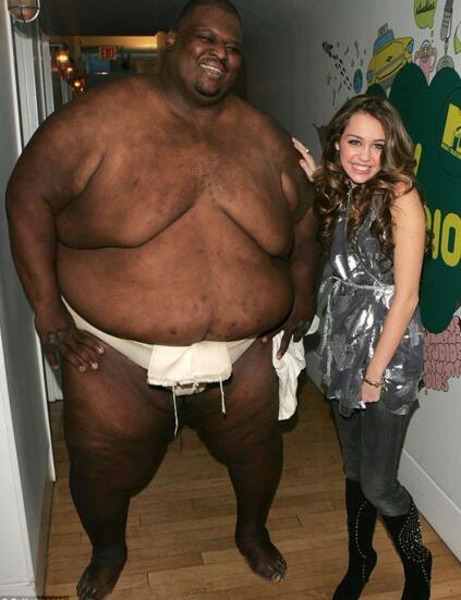 美国相扑运动员曼尼·亚伯勒,以830斤的体重获吉尼斯世界纪录