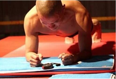 中国特警平板支撑纪录者,毛卫东(8小时01分获吉尼斯认证)