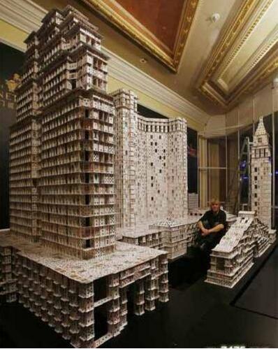 世界上最大的扑克牌建筑,耗时44天(长21公里/高3米)