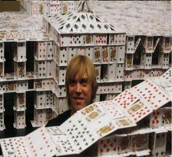 世界上最大的扑克牌建筑,耗时44天(长21公里/高3米)