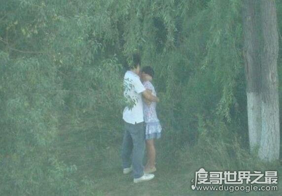 世界十大最离奇的雷击事件,卫生间上厕所下体被雷劈